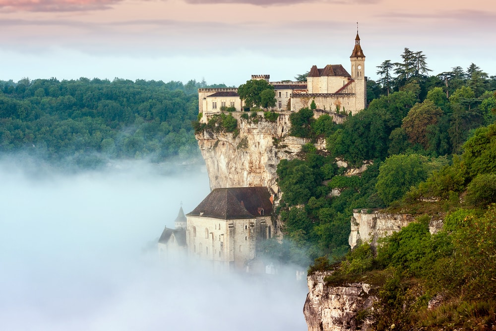 Village perché sur falaise au-dessus de la brume en Occitanie
